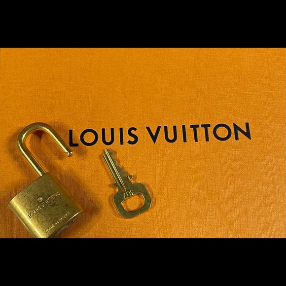 EUC Louis Vuitton Solid Brass Padlock and Key. #307 - Picture 4 of 6